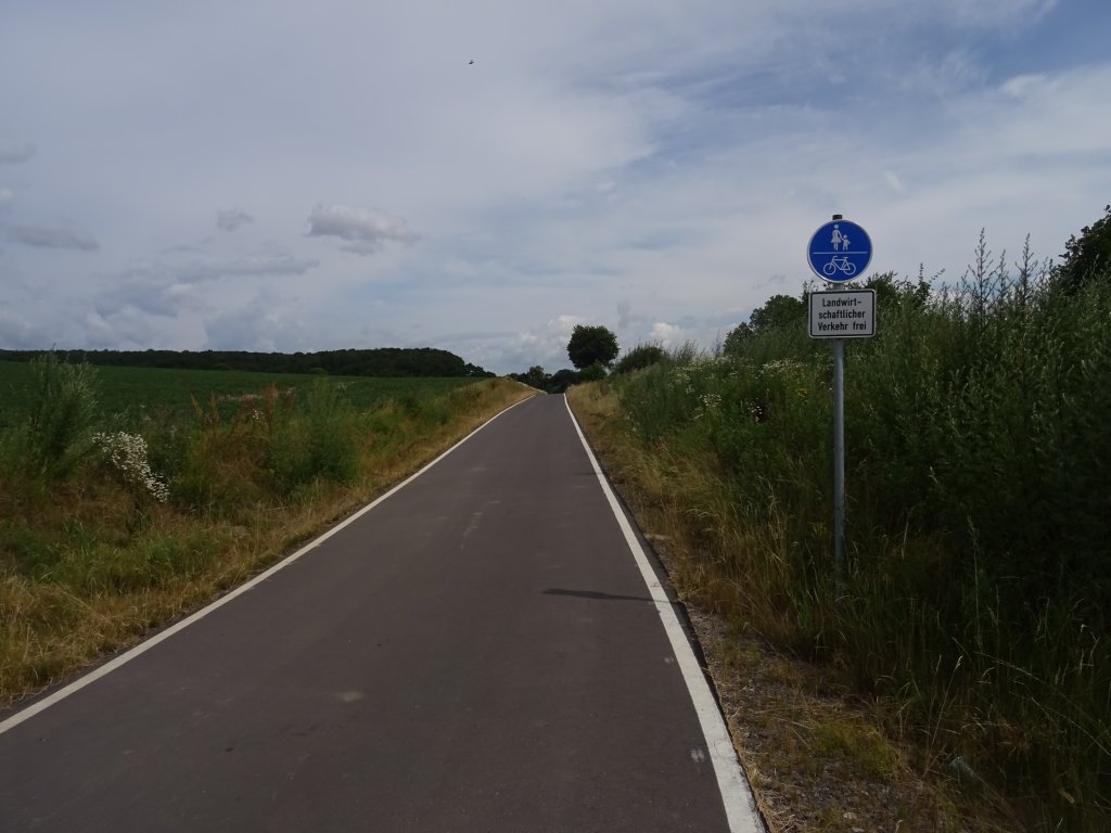 Fotos eines selbstständigen, asphaltierten, gemeinsamen Geh- und Radwegs Landwirtschaftlicher Verkehr frei.