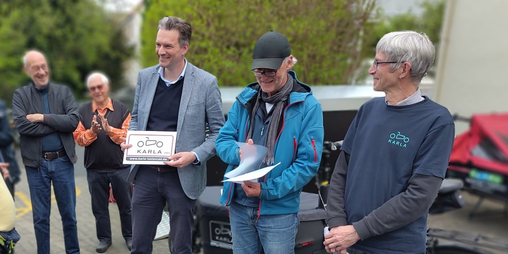 Foto der Übergabe der ersten Benutzerkarte an Oberbürgermeister Sven Schöller.