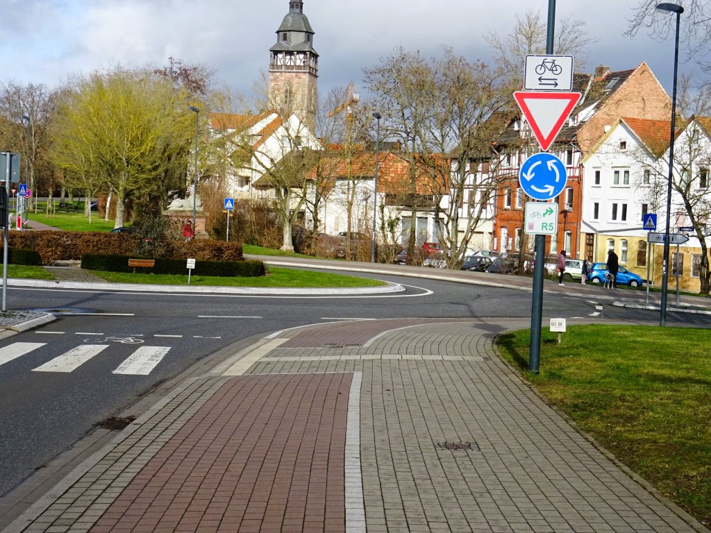 Ein Kreisverkehr mit Fahrradwegen am Rand der Eschweger Altstadt.