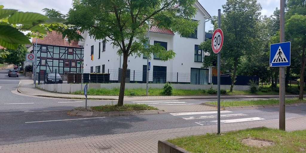 Foto der Ochshäuser Dorfstraße Lohfelden mit Fußgängerüberweg und Tempo 30.
