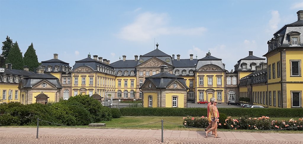 Fotos des Schlosses in Bad Arolsen mit zwei Fußgängerinnen im Vordergrund.